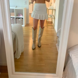 Vit kjol Gina Tricot XS - Vit kjol med volang och dragsko insidan. Superfin somrig kjol som är helt oanvänd ✨ Kjolen är normal i storleken. 
