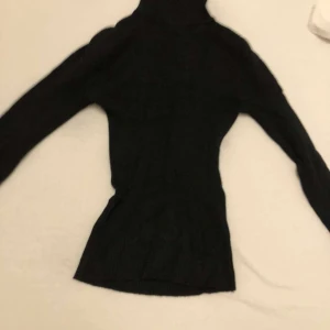 Svart turtle neck - Första bilden blev väldigt suddit men om det behövs bättre bilder så skriver man bara t mig! Passar mer strl S