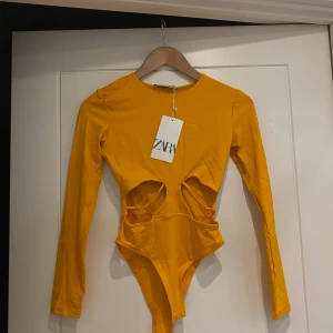 Body - Jätte fin body från Zara. Materialet är tvär skön ( lent och samma material som en baddräkt) är jätte sexig på. Kan både användas för att bada och för en utgång. Aldrig använt!! 