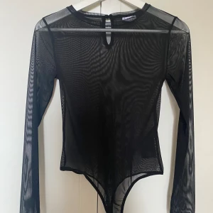Mesh body - Åtsittande men stretchiga svart mesh body, aldrig använd så i fint skick! Strl S