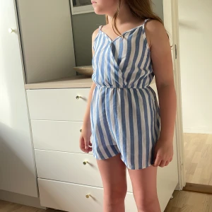 Somrig byxdress - Somrig byxdress, passar för någon som är 140