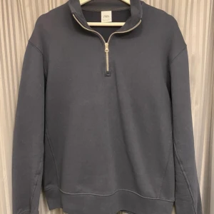 Half zip tröja - Marinblå tröja från Zara i storlek S  Använd fåtal gånger, mycket bra skick!