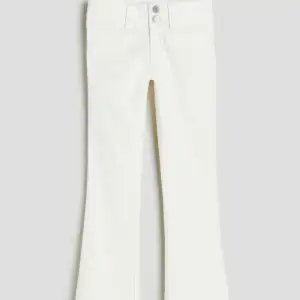 Säljer dessa populära lågmidjade vita jeans. Köpta på barnavdelningen på hm och är i största storleken (170)!🌸 (Har varit slutsålda superlänge) Nya med prislapp 