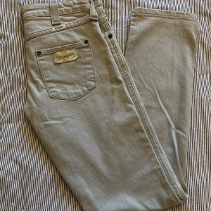 Grå lågmidjade wranglerjeans - Säljer dessa sååå fina lågmidjade vintage wranglerjeans då dom tyvärr är för små för mig. Dem är ljusgrå och har inga skador. Midjemått är 74 cm hela vägen runt. Skriv för fler frågor⭐️