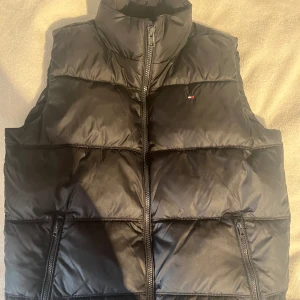 Tommy hilfiger väst  - Jag säljer min väst som tyvärr är för liten för mig. Använt några gånger. Skicka= 8/10 