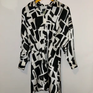 Klänning  - Super söt klänning Aldrig använd då den är för liten, lappen sitter kvar.