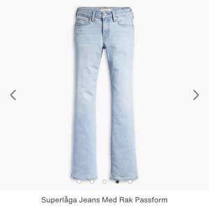 Söker dess jeans från Levis i storlek 27x34 i färgen all alone. Skriv gärna till mig om ni har dom och vill sälja❤️