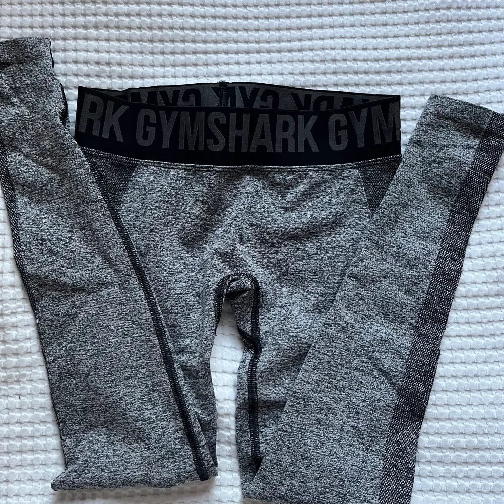 GymShark tränings tights i storlek S men väldigt små i storleken så skulle snarare säga XS. Nyskick!💕🙌🏻. Sportswear.