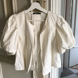 Blus - Endast använd vid ett tillfälle, nypris 499:-
