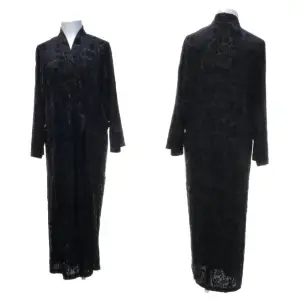 Vacker lång kofta i kimono modell, vackert sammetsmönster i svart, snygg till det mesta. I fint skick stl M/L