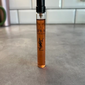 YSL Black opium parfym - Säljer en ysl black opium parfym, 10 ml, spray flaska. Testad, men näst intill full, enligt bild