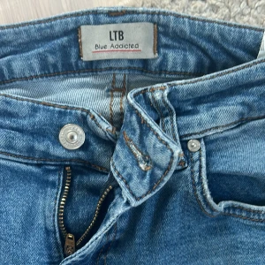 Ltb jeans  - Har två mindre men men inte synligt när de är på 