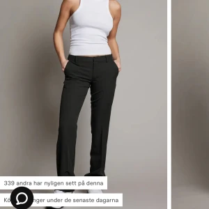 Bikbok kostymbyxor  - Säljer nu mina trendiga lågmidjade kostymbyxor från bikbok!  Sparsamt använda utan defekter!!💕💕 storlek 40 men passar mig som vanligtvis har 36/38!