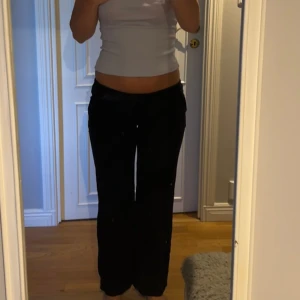 Lågmidjade linnebyxor  - Svarta lågmidjade linnebyxor från H&M.🖤 Säljer då de är för små för mig. Använd fåtal gånger så de är i fint skick. Jag är 167 cm lång.  Skriv privat vid frågor!🖤