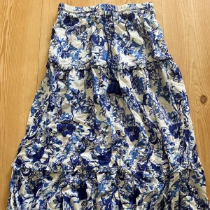 Långkjol - Långkjol. Storlek Xs. Använd 1 gång, tvättad. Nyskick. Köpt från Lindex förra året. Säljer då den är för liten.