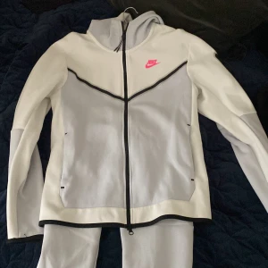 Nike tech - Riktig fet Nike tech som är i ny skick Tröjan är i S och byxorna i M men dom är som ett par S