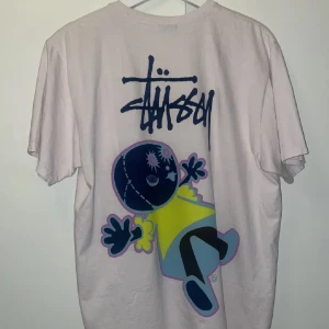 Stussy doll tee - Prövad hemma bara 1 gång så tishan är i nyskick! Färgen är vit/rosa. Kvitto finns! Pm om ni har några funderingar 🙏🏻