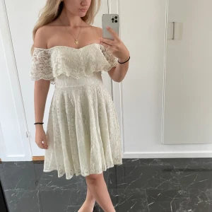 Kort klänning i spets - En underbar sommarklänning i spets! Perfekt till studenten. Är i en beige/vanilj färg. Superbra skick. Har endast använts en gång.