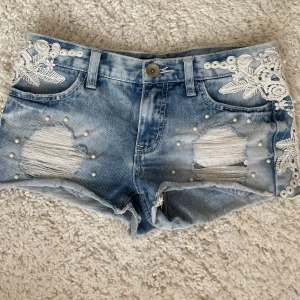 Lågmidjade spets shorts y2k  - Somriga söta minishorts med massa fina detaljer. Storlek xs och perfekt skick! Skriv för fler bilder❣️