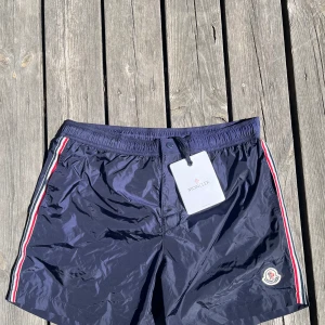 Moncler badbyxor - Helt nya Moncler badbyxor har bara prövat för att se om den passade, vilket de inte gjorde. NFC och allt annat funkar på dem. Storleken är Medium men har passform som Small.