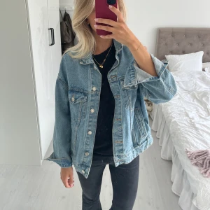 Jeansjacka  - Snygg jeansjacka. Säljer för att har en annan