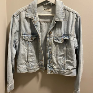 Jacka  - Jeans jacka storlek S från Gina tricot