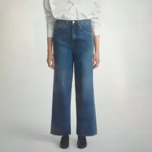 Toteme jeans, mycket bra skick, ”Flare fit denim”, storlek 30/32 men lite croppad modell, skön denim inte sträv, nypris 2400