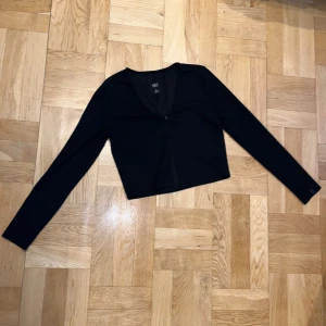 Kofta  - Tunn kofta med en knapp fårn lager 157 oanvänd 