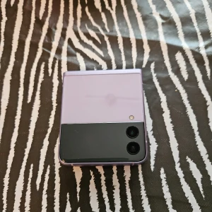 Samsung Z flip 3 - Säljer min samsung z flip funkar utmärkt och inga skador alls. Är osäker om jag har lådan kvar. Skriv vid frågor och annat!