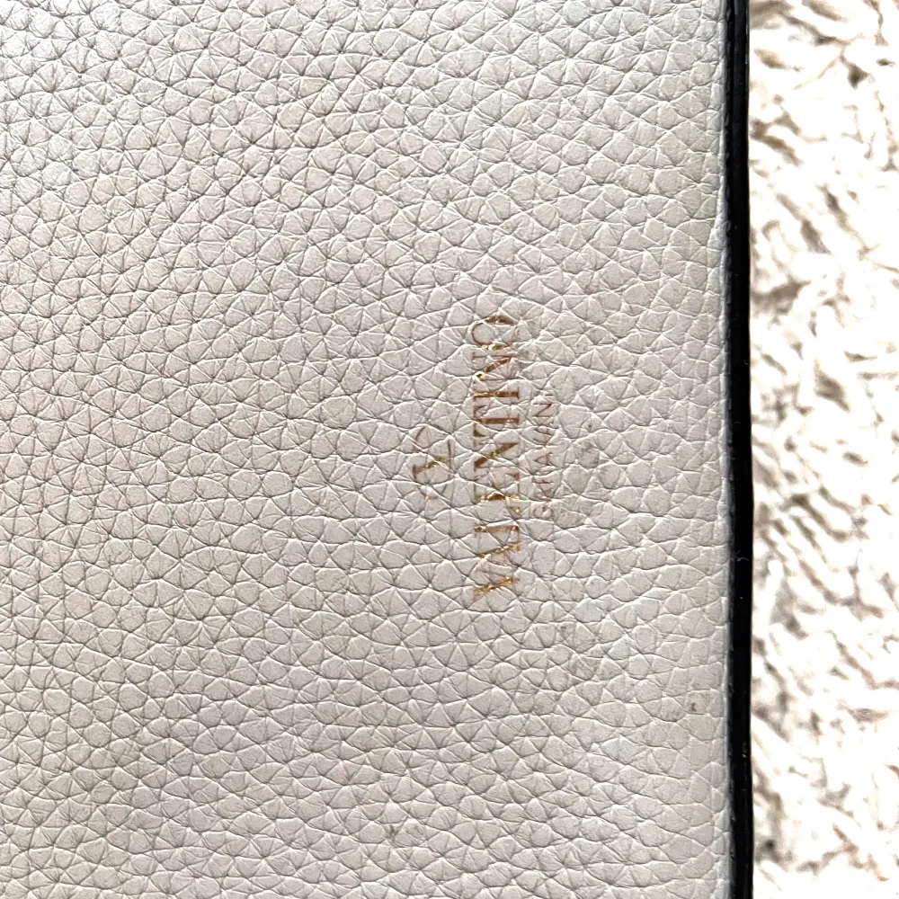 Säljer min Valentino Garavani Rockstud grainy calf leather small bag.   Nypris ca 15-17000kr. Säljer min för endast 6500kr. Självklart älta och dust bad tillkommer.. Väskor.