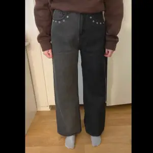 Jeans i tvådelad färg. I storlek 36. Jättefint skick 