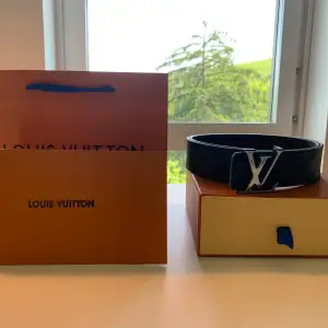 Louis Vuitton Belt LV Initiales Damier Graphite 40 MM Black/Grey/Blue Storlek: 105cm/42