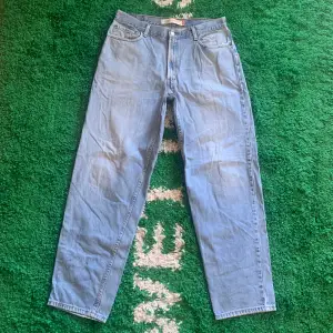Sköna Levis jeans i modellen 560. Uppskattat skick 8/10. Skicka ett meddelande innan köp!