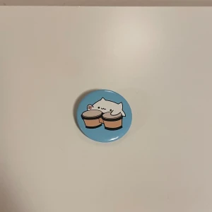 Bongocat pin - Supergulliga bongocat pin💖