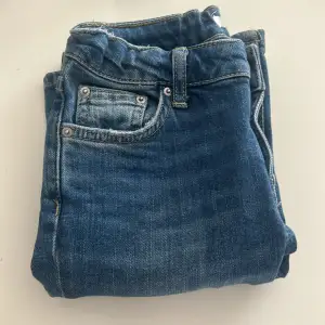 Blå low waist jeans ifrån GinaTricot-young, original pris 299’95 kr, säljs inte längre, 