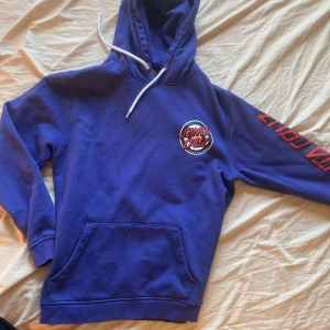 Santa cruz hoodie - Tjena! Säljer den här snygga hoodien. Nyskick och knappt använd. Stlk s. Skriv ett meddelande om du vill snacka om priset.