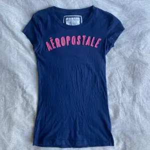 Marinblå t shirt från Aeropostale 💕 (storlek s med slimmad passform så passar xs också) 