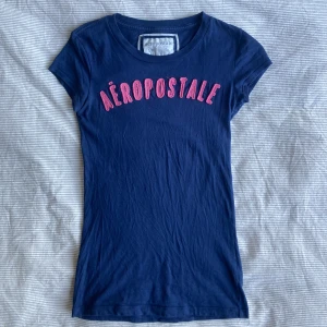 T shirt  - Marinblå t shirt från Aeropostale 💕 (storlek s med slimmad passform så passar xs också) 