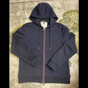 Moncler zip up hoodie  - Säljer min moncler cardigan zip up som är aldrig använd med tagg storlek s och tar emot bara swish pris går ner vid snabb handel 