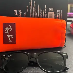 Svarta Ray-Ban solglasögon, skick 8/10. Det ingår en orange ”skyddpåse” för solglasögonen.