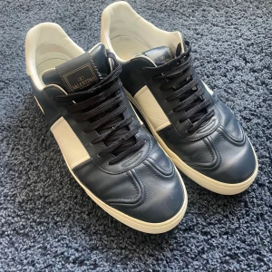 Valentino Flycrews strl 44 - Fint skick  Storlek 44  saknas en nit dustbags ingår  