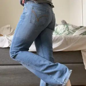Ett par blåa lågmidjade jeans i bra skick!❤️ Jeansen passat mig bra som vanligtvis har storlek xs/s, 36💗💗 pris är disskuterbart‼️‼️