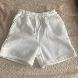 Ett par vita mjukis shorts som jag inte använder storlek S, 10kr frakt - Helt nya har använt en gång 10/10
