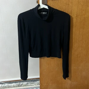 Topp - Svart lite croppad topp med polokrage från Missguided, i bra skick❤️