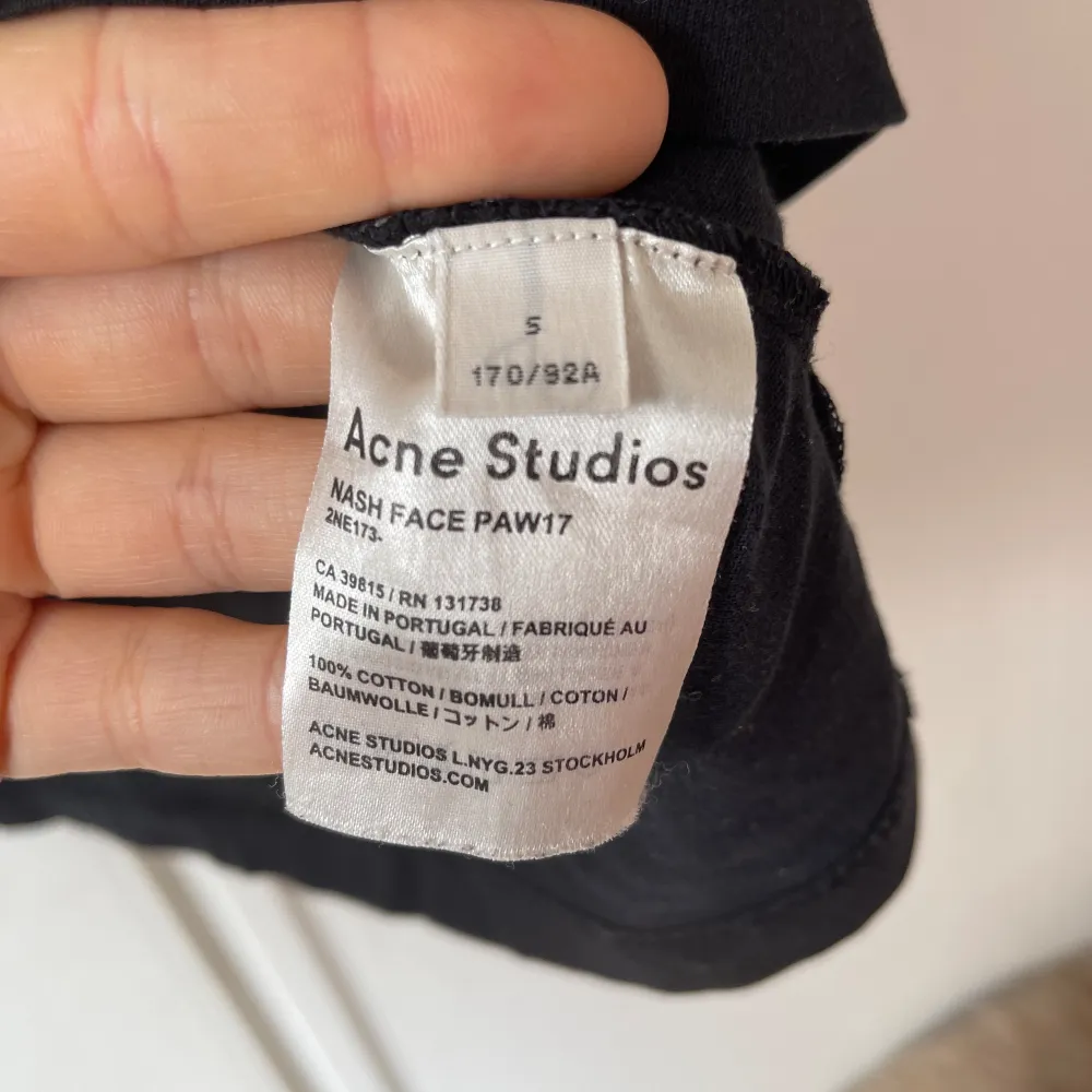 Acne studios face t-shirt i storlek S. T-shirts.