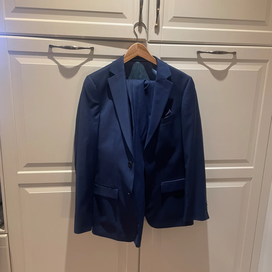 Marinblå Kostym från Dressman i storlek S