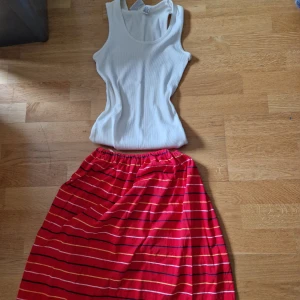 Randig kjol  - Randig lite längre kjol (säkert supersnygg att korta av och göra en överdel att ha till av restprodukten)  Mjukismaterial så superskön att ha på sig på sommaren❤️