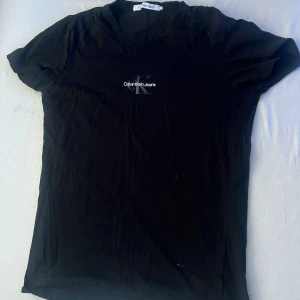 Calvin Klein T-shirt  - Säljer denna Calvin Klein t shirt då det inte är min storlek. Aldrig använd. Köpt på zalando för 600kr och är i fint skick.
