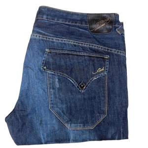 Jävligt baggy Ed Hardy jeans. W44. [Ytterbenslängd 111cm] [Innerbenslängd 80cm] [Midja 58cm] [Benöppning 27,5cm]