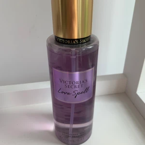 Victoria secret body mist love spell - Luktar jättegott men kom inte till användning, använt ca 2-4 ggr. Extremt lite av produkten är använd. 